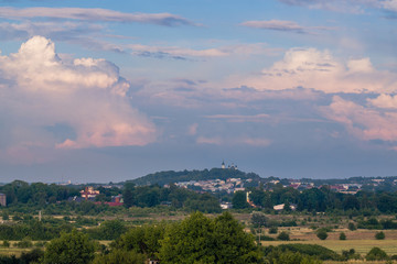 Chmury kłębiaste nad miastem © D'automne Dragon