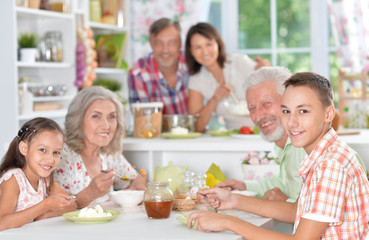 Obraz na płótnie Canvas happy family having breakfast