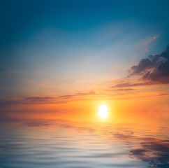 Obraz na płótnie Canvas A warm sunset on the first autumn day on the sea.