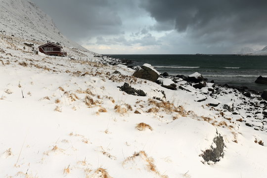Nwards view Ytresand-Sandbotnen bay along Roren mount-Moskenesoya. Bjorntinden-Gauktinden-Knubban mounts-Flakstadoya. Lofoten-Norway. 0402