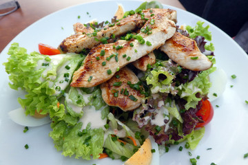 Salat mit Putenstreifen