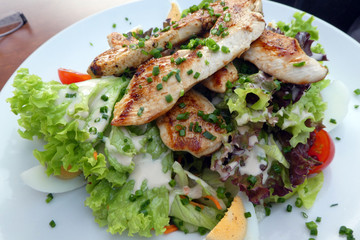 Salat mit Putenstreifen