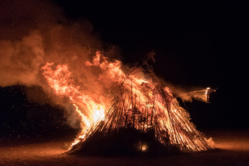Großes Funkenfeuer mit brennenden Hexe