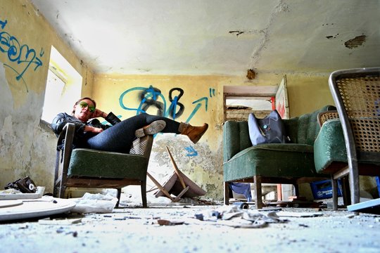 junge frau in abrisshaus I
