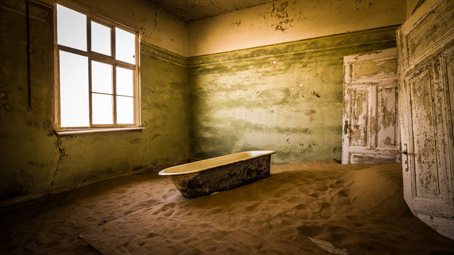 Old Bath Tub, Kolmanskop, Namibia