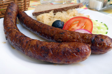 fränkische Bratwürste mit Silvanerkraut und Brot