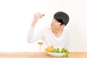 野菜を眺める若い男性
