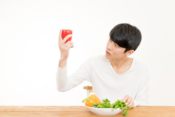 野菜を眺める若い男性