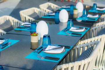 Obraz premium A table set for a formal dinner at beach outdoor in blue concept
