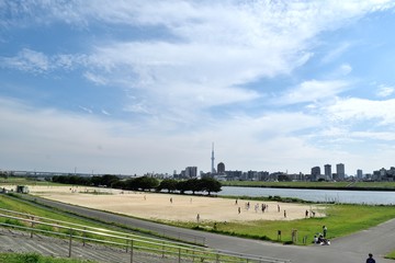 Fototapeta na wymiar 休日の荒川河川敷運動場 堀切橋方面