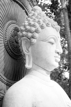B&W Buddha, face of budda statue
