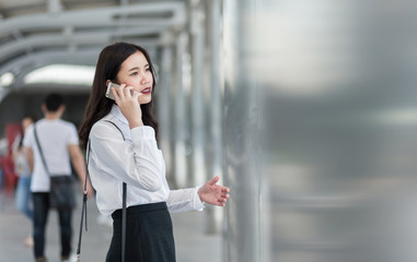 Fototapeta premium Business woman in the city.
