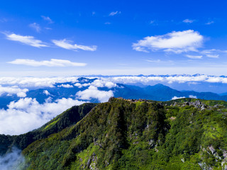 Fototapeta premium 初秋の妙高山山頂と北アルプス稜線