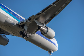 着陸する旅客機