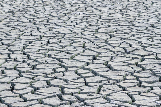 Lecho de barro seco y agrietado en el Embalse de Barrios de Luna, Le&oacute;n, Espa&ntilde;a.
