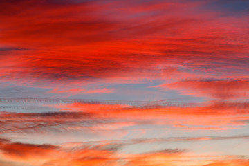 Cielo con nubes al atardecer. 