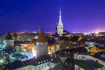 Obraz premium Aerial view of the Old City of Tallinn at sunset from a viewpoint in Toompea Hill on a beautiful winter night. A World Heritage Site since 1997.