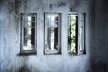 Fototapeta na wymiar Old broken windows