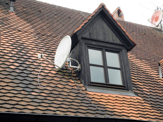 Satellitenschüssel auf dem Dach
