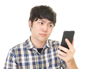 不安そうな表情の男性