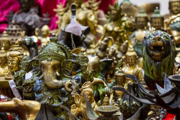 Naklejka premium sale of indian souvenirs at the market