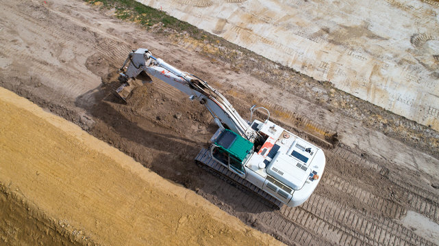 Photo a&eacute;rienne d'une pelleteuse sur un chantier, France