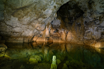 Tropfsteinhöhlensee