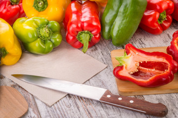 Peperoni rossi, gialli e verdi sul tagliere 