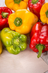 Insieme di peperoni rossi, gialli e verdi su un tavolo