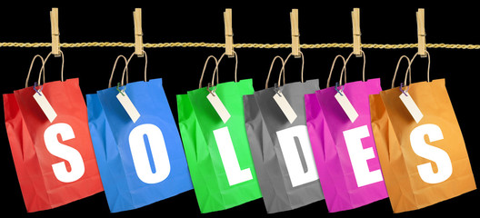  sacs soldes sur corde à linge, fond noir 