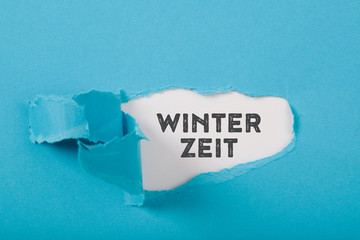 Winterzeit auf Papier mit Riss, versteckte Nachricht