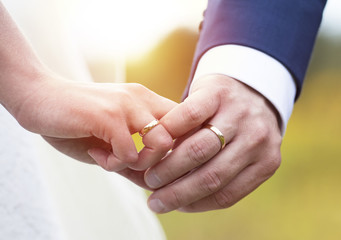 Obraz na płótnie Canvas Wedding couple holding hands