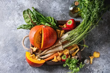 Papier Peint photo autocollant Légumes Variété de légumes de récolte d& 39 automne carottes, panais, blettes, paprika, citrouille hokkaido, cèpes et girolles dans un plateau en bois sur fond de texture grise. Vue de dessus avec espace