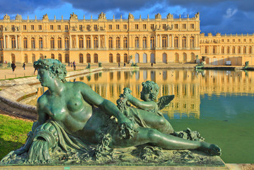 Fototapeta na wymiar Statue du château de Versailles