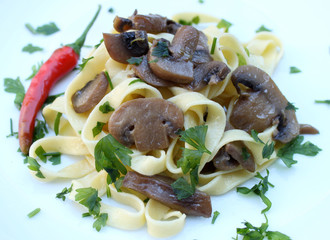 Tagliatelle fatte a mano condite  funghi champignon ,prezzemolo e peperone rosso piccante