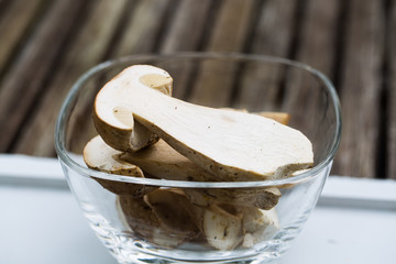 Steinpilze aufgeschnitten in einer Glasschale