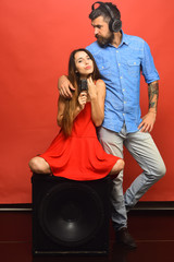 Obraz premium Guy with beard and lady with serious faces