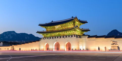 Foto op Plexiglas Gyeongbokgung Palace At Night In Zuid-Korea, met de naam van het paleis & 39 Gyeongbokgung& 39  op een bord © Atakorn