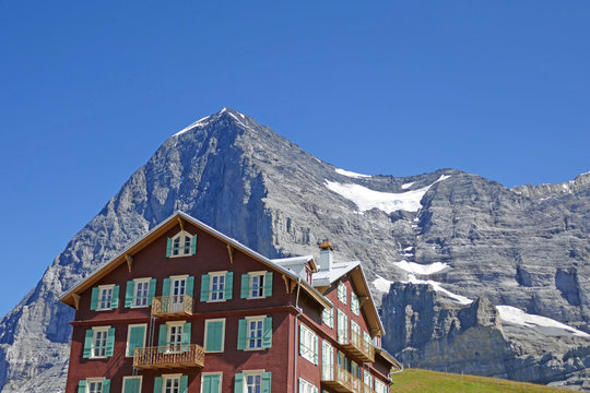 Fototapeta alpen: eigernordwand mit  berghaus scheidegg, schweiz