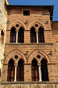 Wundersch&ouml;n gemauerte Fenster am Palazzo Tortoli