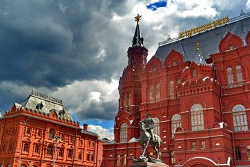 Fototapeta premium Russie, Moscou, statue de Joukov et musée d'histoire sur la place du manège