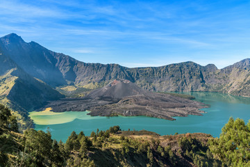 Fototapeta na wymiar landscape of active volcano Baru Jari, Lake Segara Anak and summit of Rinjani mountain. Lombok island, Indonesia.