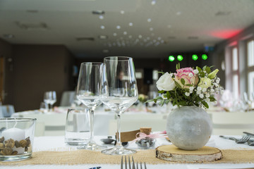 Tischdekoration für eine Hochzeit in einem Restaurant