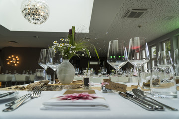 Tischdekoration für eine Hochzeit in einem Restaurant
