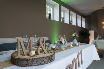 Tischdekoration für eine Hochzeit in einem Restaurant