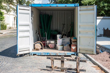 Baucontainer im Straßenbau