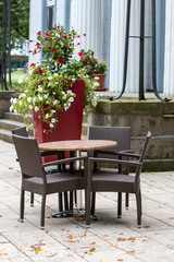 Fototapeta na wymiar Restaurant Außenterrasse mit Tisch und Stühlen