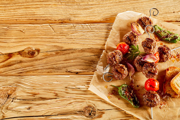 Skewers with meatballs and vegetables