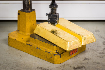 Lingotti d'oro in misurazione