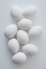 Gruppe von wei&szlig;en Eiern auf wei&szlig;em Hintergrund